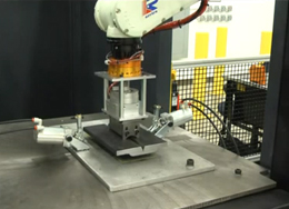 Producenter af metalfabrikationer ved, at for at kunne automatisere svejsning af sådanne samlinger kræves der teknologi, der tilpasser sig virkelige delafvigelser. For at løse positionsfejl, spalte- og arealvariationer og svejseformændringer undersøger Kawasaki Adaptive Welding svejseforbindelsen og justerer automatisk svejseparametre, vævemønster eller antal passager, mens robotten svejser eller i pre-scan-tilstand. Kawasakis robotbuesvejsningsløsninger leverer en automatiseret proces ved at kombinere flere sensorteknologier - berøringsfølsomhed, lysbuesvejsning og lasersyn - for at indsamle fælles- og svejsesøminformation, både før og under svejsning, og integrering af de indsamlede data til adaptiv softwaretabeller, der definerer svejsegrænser for kørehastighed, trådfremføringshastighed, procentfyldning og vævbreddemodifikatorer pr. passage.