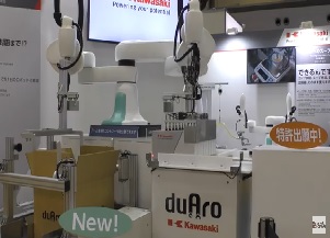 カワサキの双腕スカラロボット duAro2が商品の出荷前に梱包を行います。
